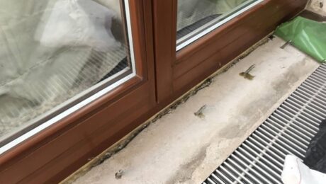 Iniekcje ciśnieniowe w starych budynkach uszczelniają rysy i przejścia od wewnątrz bez odkopywania; PU na przecieki, mineralne na wilgoć.