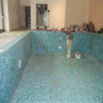 Uszczelnianie zbiorników wymagają przepisy budowlane, gdy trzeba zapewnić szczelność cieczy i ochronę gruntu oraz konstrukcji; potwierdzają to próby i oględziny.