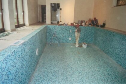 Uszczelnianie zbiorników wymagają przepisy budowlane, gdy trzeba zapewnić szczelność cieczy i ochronę gruntu oraz konstrukcji; potwierdzają to próby i oględziny.