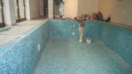 Uszczelnianie zbiorników wymagają przepisy budowlane, gdy trzeba zapewnić szczelność cieczy i ochronę gruntu oraz konstrukcji; potwierdzają to próby i oględziny.