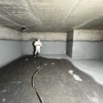 Hydroizolacja fundamentów ogranicza wilgoć i pleśń; przy RH powyżej 60% rośnie ryzyko objawów oddechowych. Efekty po 3–12 tyg.