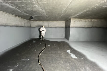 Hydroizolacja fundamentów ogranicza wilgoć i pleśń; przy RH powyżej 60% rośnie ryzyko objawów oddechowych. Efekty po 3–12 tyg.