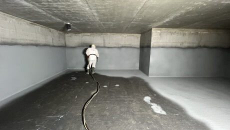 Hydroizolacja fundamentów ogranicza wilgoć i pleśń; przy RH powyżej 60% rośnie ryzyko objawów oddechowych. Efekty po 3–12 tyg.