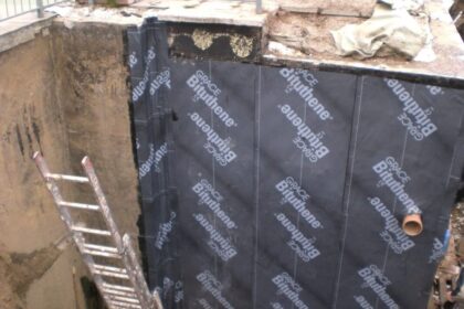 Hydroizolacja fundamentów dobierana do warunków gruntowo-wodnych: przeciwwodna przy wodzie zalegającej i piwnicach, przeciwwilgociowa przy gruntach przepuszczalnych.