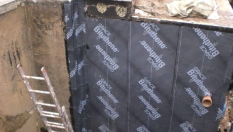 Hydroizolacja fundamentów dobierana do warunków gruntowo-wodnych: przeciwwodna przy wodzie zalegającej i piwnicach, przeciwwilgociowa przy gruntach przepuszczalnych.