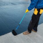 Hydroizolacja tarasu nad garażem wymaga układu odwróconego z XPS, spadków 1,5–2% i dopracowanych detali: progi, odpływy, dylatacje.