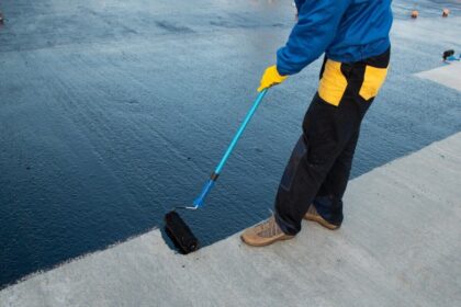 Hydroizolacja tarasu nad garażem wymaga układu odwróconego z XPS, spadków 1,5–2% i dopracowanych detali: progi, odpływy, dylatacje.