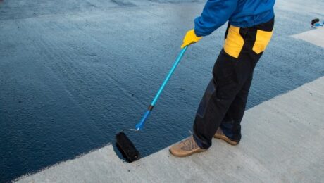 Hydroizolacja tarasu nad garażem wymaga układu odwróconego z XPS, spadków 1,5–2% i dopracowanych detali: progi, odpływy, dylatacje.