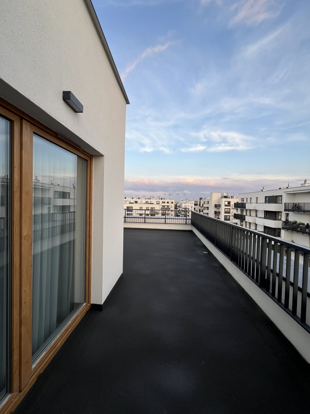 hydroizolacja-tarasu-balkon Hydroizolacja tarasu z płytkami: membrana płynna daje ciągłą powłokę bez łączeń i łatwiejsze uszczelnienie naroży, progów i detali.