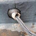 Hydroizolacja i termoizolacja w jednym systemie: ciągła bariera na detalach, XPS na fundamentach i piwnicach jako docieplenie i ochrona powłoki.