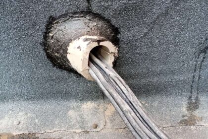 Hydroizolacja i termoizolacja w jednym systemie: ciągła bariera na detalach, XPS na fundamentach i piwnicach jako docieplenie i ochrona powłoki.