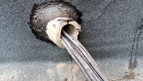 Hydroizolacja i termoizolacja w jednym systemie: ciągła bariera na detalach, XPS na fundamentach i piwnicach jako docieplenie i ochrona powłoki.