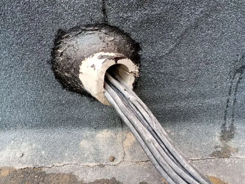 Hydroizolacja i termoizolacja w jednym systemie: ciągła bariera na detalach, XPS na fundamentach i piwnicach jako docieplenie i ochrona powłoki.