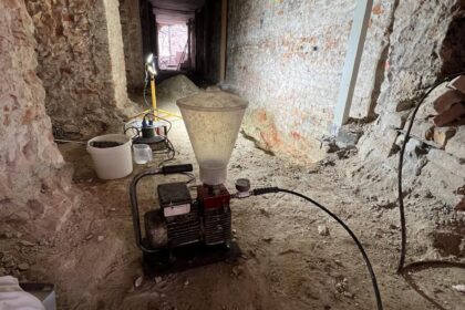 Iniekcje ciśnieniowe do uszczelnienia przecieków wymagają diagnostyki, doboru żywicy lub żelu i kontroli ciśnienia, by uniknąć nawrotu.