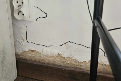Hydroizolacja: cienkowarstwowa 1–3 mm na wilgoć gruntową bez naporu, grubowarstwowa 3–6 mm na fundamenty; przy naporze potrzebna izolacja przeciwwodna.