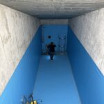 Hydroizolacja zbiorników: woda pitna szlam 2K 2 warstwy 2–3 mm; ścieki 3–5 mm; paliwa żywice epoksydowe/PU odporne na węglowodory.