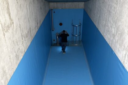 Hydroizolacja zbiorników: woda pitna szlam 2K 2 warstwy 2–3 mm; ścieki 3–5 mm; paliwa żywice epoksydowe/PU odporne na węglowodory.