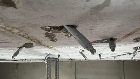 Iniekcja krystaliczna tworzy przeponę poziomą na 20–50 lat; otwory co 10–12 cm, głębokość 80–90% ściany. Wymaga braku wody naporowej.