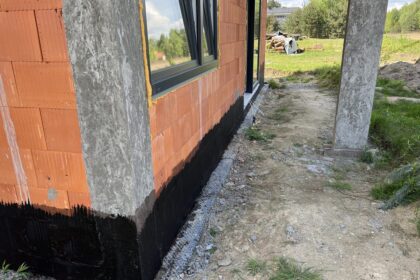 Hydroizolacja fundamentów w szeregowcu obejmuje głównie ścianę frontową i ogrodową; od wewnątrz stosuje się powłoki mineralne i iniekcje rys.