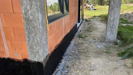 Hydroizolacja fundamentów w szeregowcu obejmuje głównie ścianę frontową i ogrodową; od wewnątrz stosuje się powłoki mineralne i iniekcje rys.