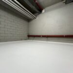 Hydroizolacja przy wysokim ciśnieniu wody gruntowej wymaga izolacji ciężkiej: KMB, szlamy mineralne lub biała wanna, z ciągłością detali.
