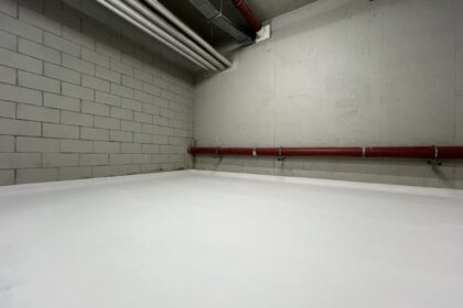 Hydroizolacja przy wysokim ciśnieniu wody gruntowej wymaga izolacji ciężkiej: KMB, szlamy mineralne lub biała wanna, z ciągłością detali.