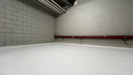 Hydroizolacja przy wysokim ciśnieniu wody gruntowej wymaga izolacji ciężkiej: KMB, szlamy mineralne lub biała wanna, z ciągłością detali.
