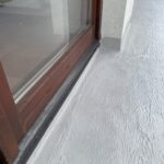 Hydroizolacja tarasu przy wymianie płytek obejmuje oczyszczenie i spadek jastrychu oraz uszczelnienie progów, ścian, odpływów i balustrad.