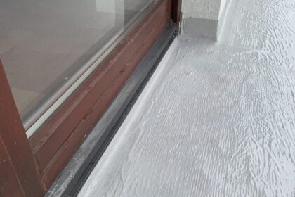 Hydroizolacja tarasu przy wymianie płytek obejmuje oczyszczenie i spadek jastrychu oraz uszczelnienie progów, ścian, odpływów i balustrad.