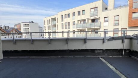 Hydroizolacja balkonu zadaszonego i otwartego wymaga ciągłej warstwy pod posadzką; na otwartym niezbędne są spadek, odwodnienie i obróbki krawędzi.