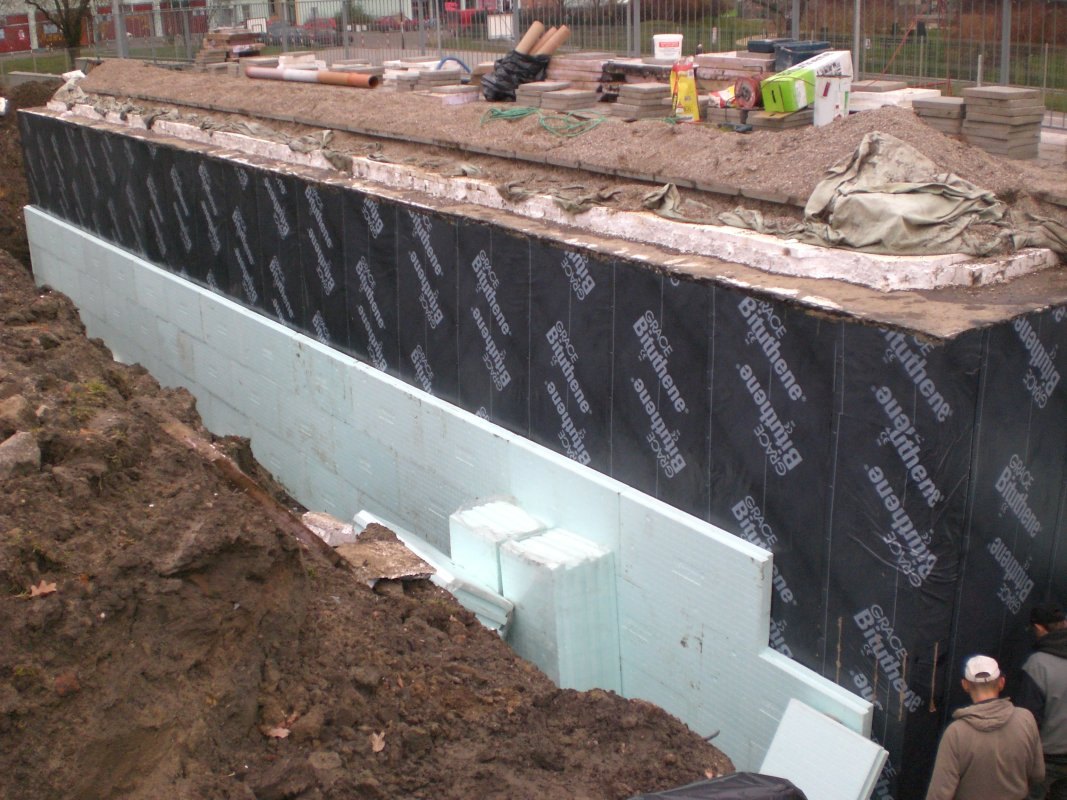 Odkopany fundament starego budynku z nałożoną hydroizolacją pionową