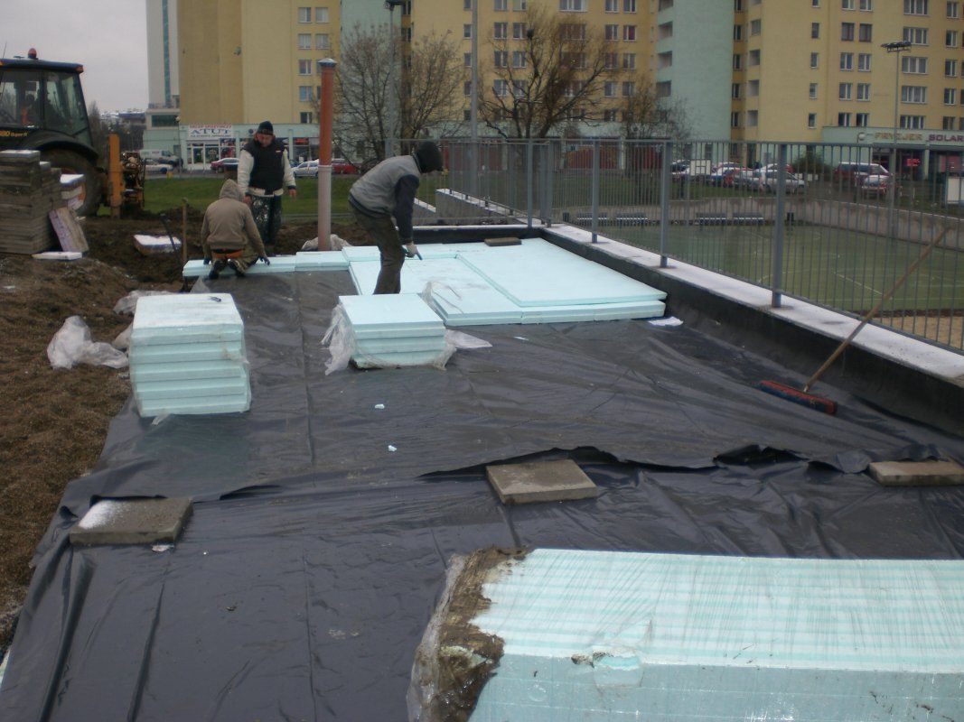 Płyty XPS układane na hydroizolacji ściany fundamentowej