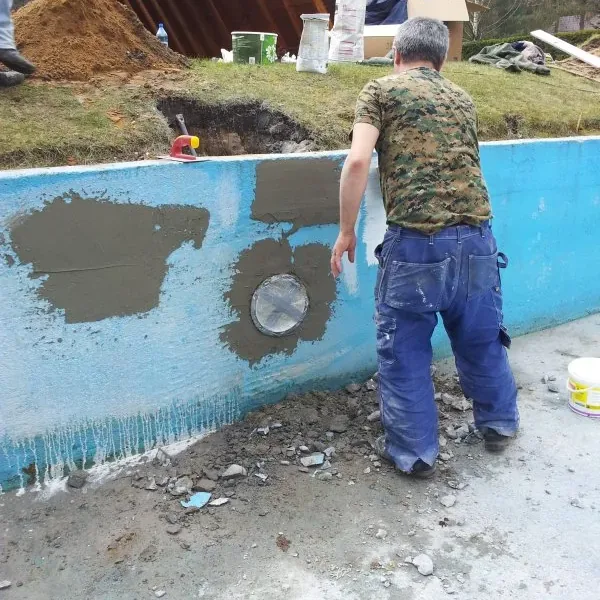 Uzupełnianie ubytków w ścianie niecki zaprawą przed ułożeniem folii