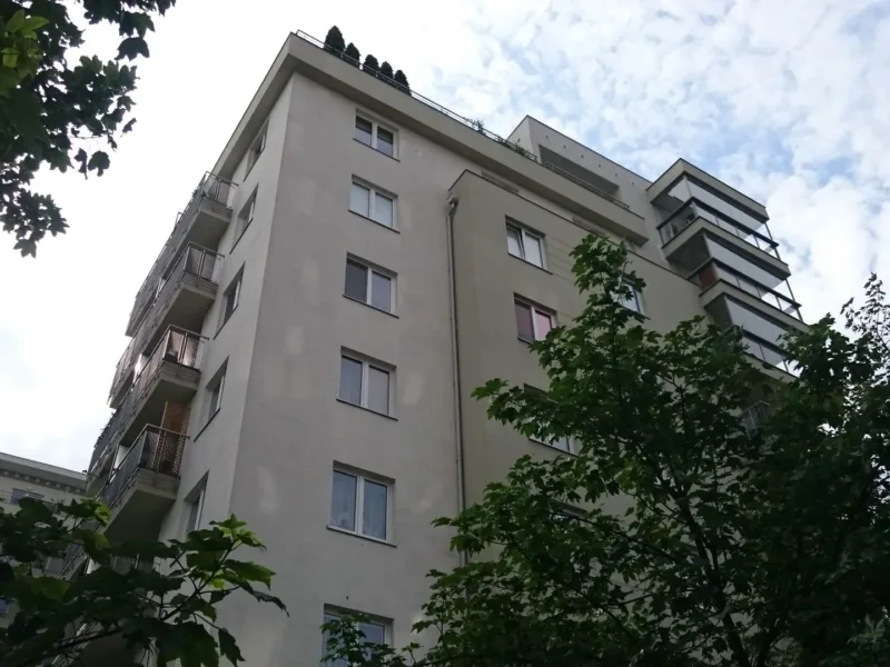 Budynek mieszkalny z balkonami, widok od dołu