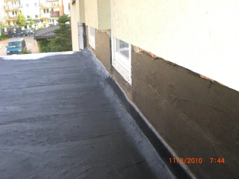Balkon z nową izolacją z papy wywiniętą na ścianę