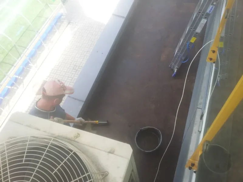 Uszczelnianie wąskiego pasa dachu przy klimatyzatorze i przeszkleniu
