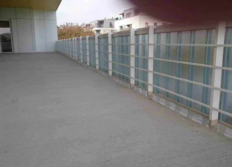 Taras z przeszkloną balustradą po przygotowaniu podłoża