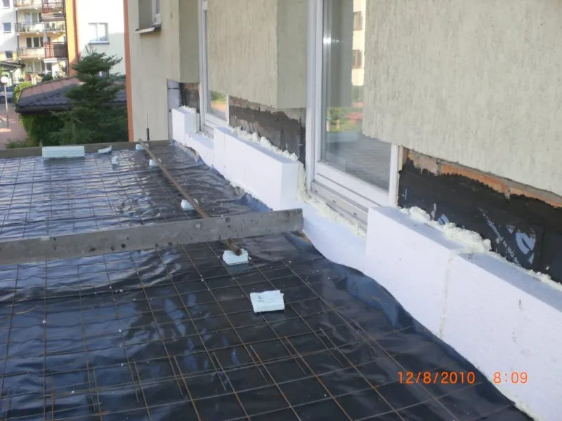 Siatka zbrojeniowa na izolacji tarasu przed wylaniem warstwy betonu