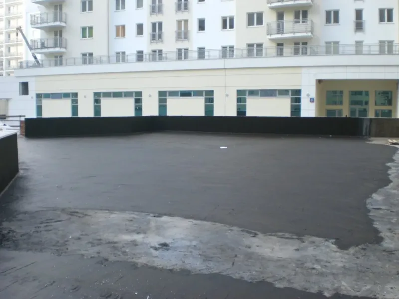 Strop nad garażem pokryty papą przed ułożeniem kolejnych warstw tarasu