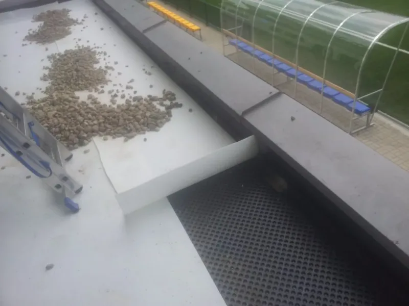 Warstwa drenażowa i żwir na krawędzi tarasu nad trybuną