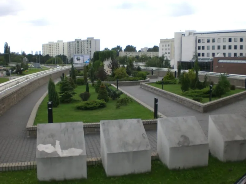 Gotowy taras zielony z trawnikiem i krzewami przy budynku