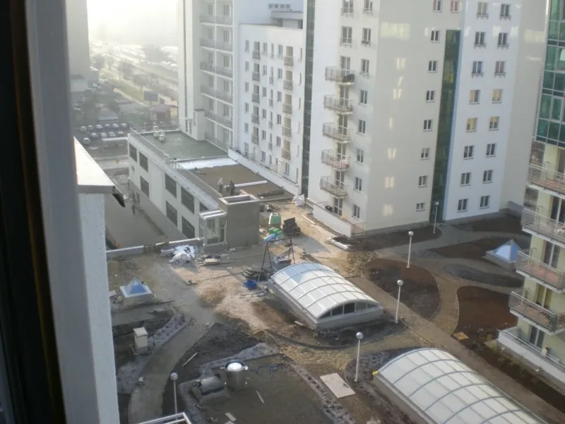 Taras zielony między budynkami osiedla, widok z góry