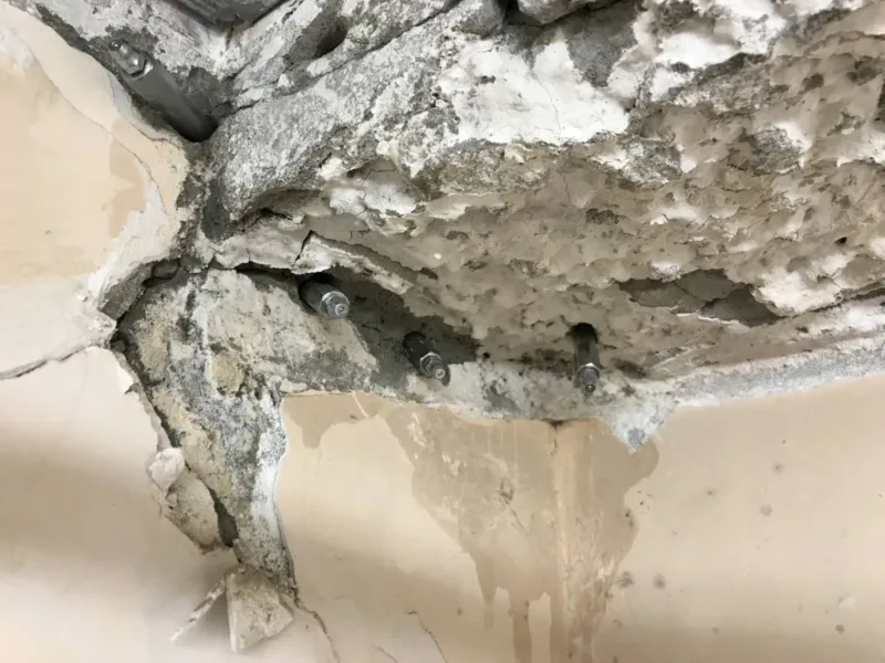Kruszący się beton w narożniku stropu z pakerami iniekcyjnymi