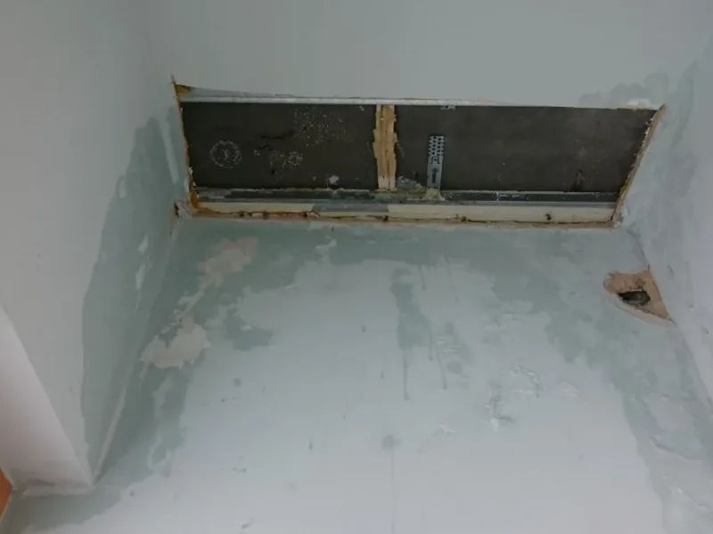 Pokój z otworem w zabudowie pod sufitem - miejsce iniekcji stropu nad oknem