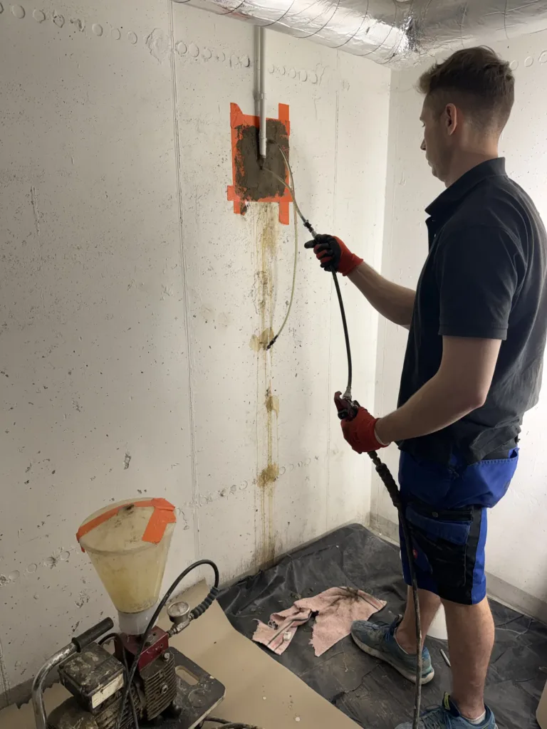 Iniekcja w ścianie - tłoczenie preparatu pompą przez pakery