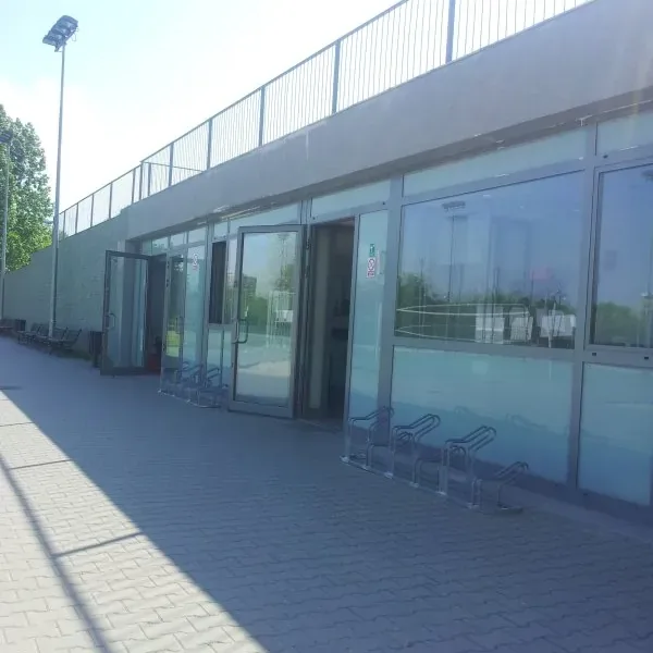 Budynek z przeszkloną elewacją i chodnikiem wzdłuż ściany po zakończeniu prac