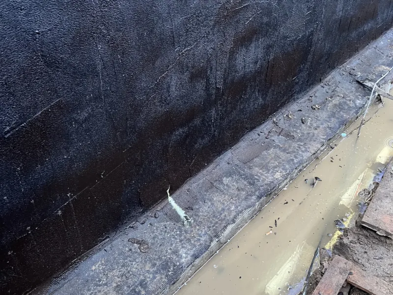 Zbliżenie membrany przy dolnej krawędzi ściany fundamentowej