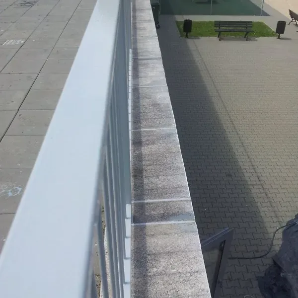 Taras na dachu budynku z balustradą po zakończeniu prac