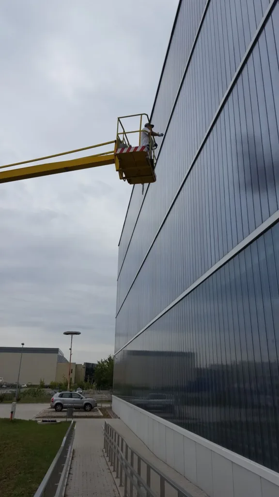 Uszczelnianie styków elewacji ze stali i szkła z kosza podnośnika