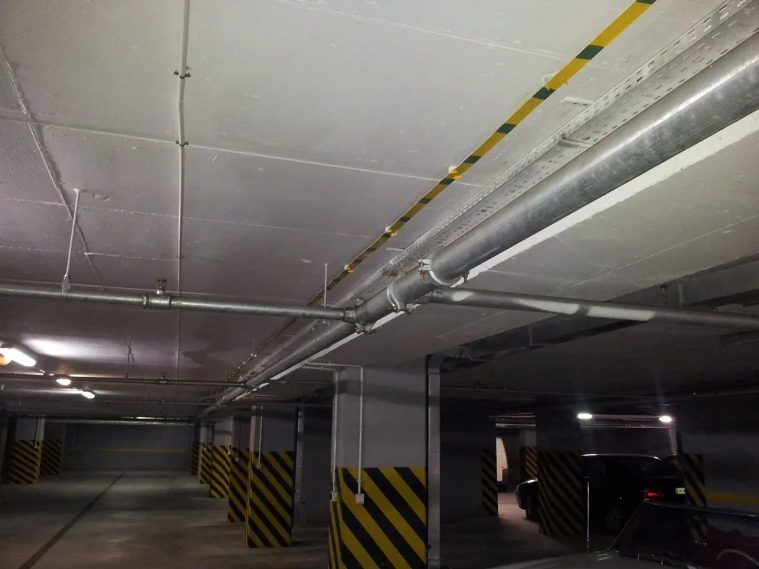 Garaż podziemny przed uszczelnieniem - instalacje pod stropem i miejsca postojowe